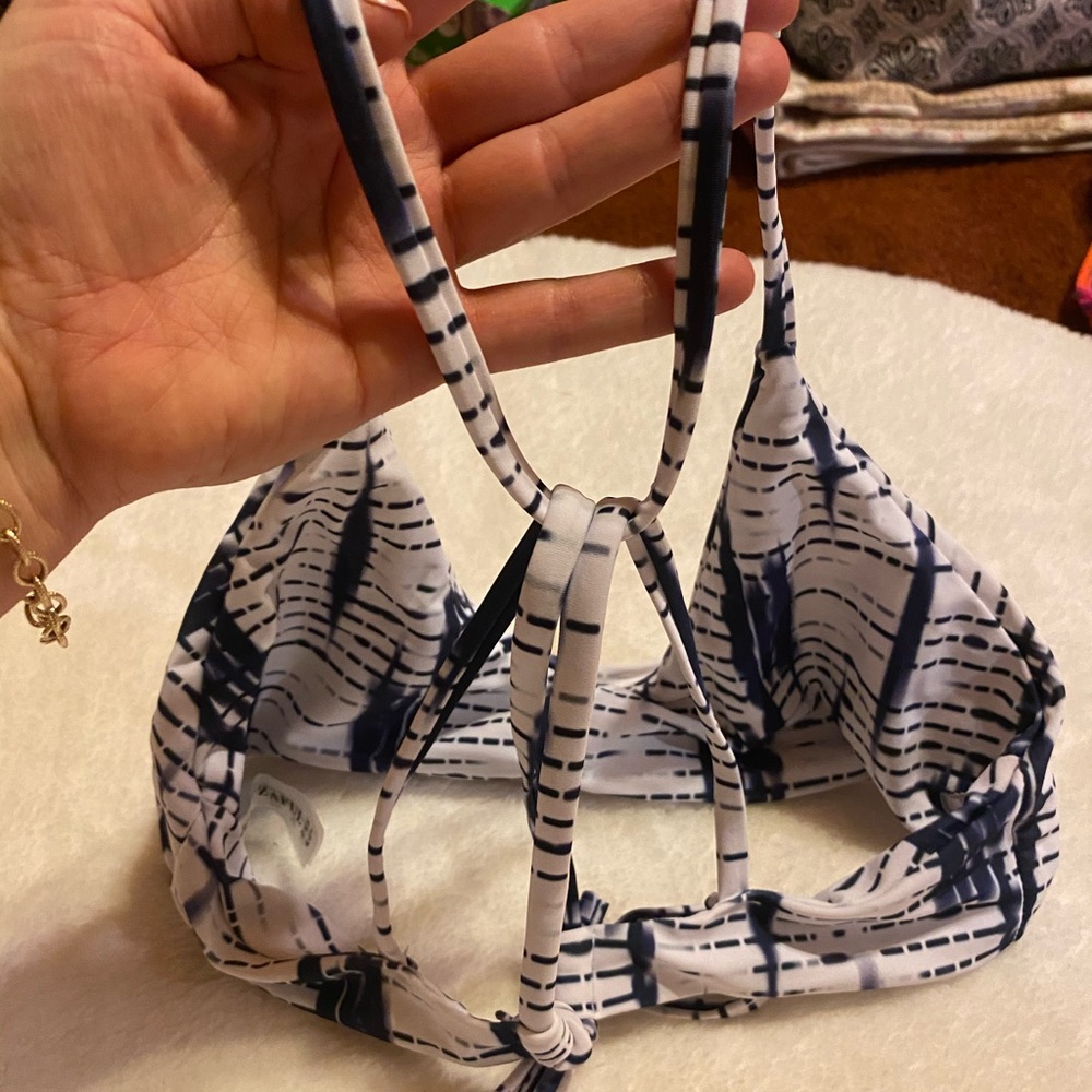 Bikini - Picture 7 of 10